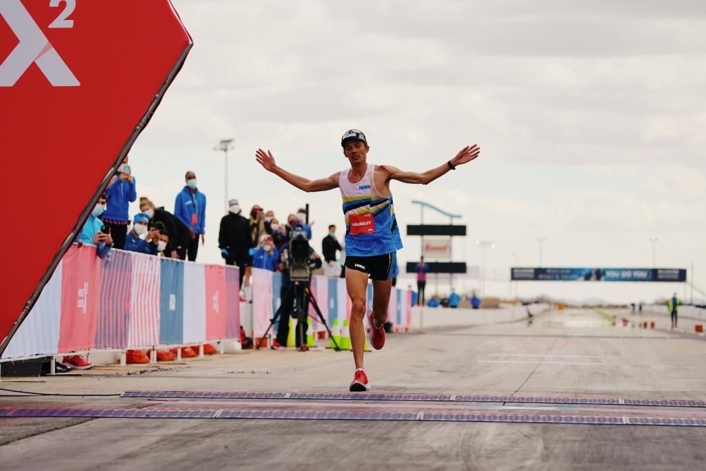 Jim Wamsley se queda a 11 segundos del récord del mundo de 100 kilómetros. Wamsley Project Carbon X2.© Hoka ONE ONE