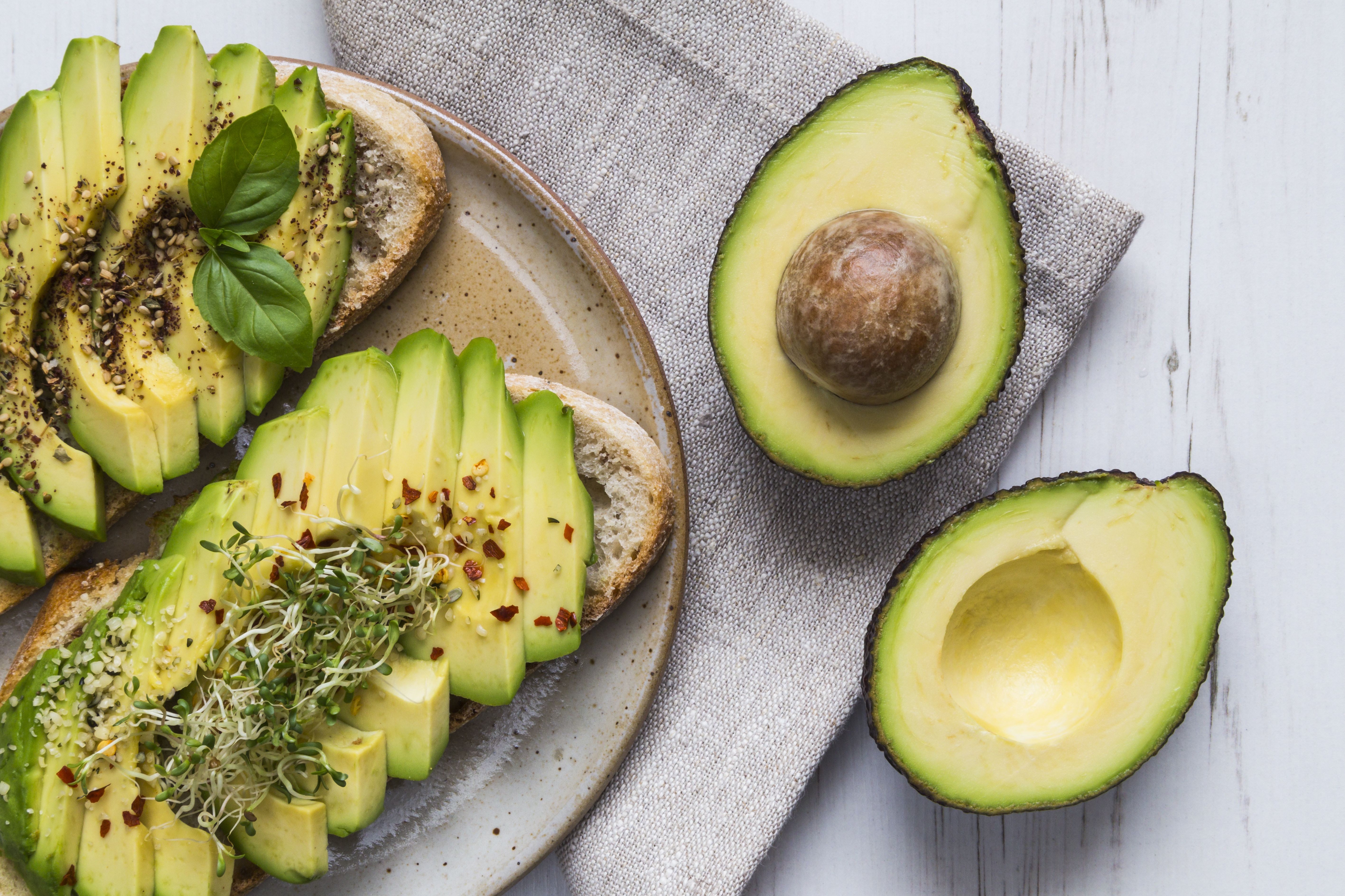 Beneficios del consumo de aguacate en la dieta del deportista. iStock 544809990