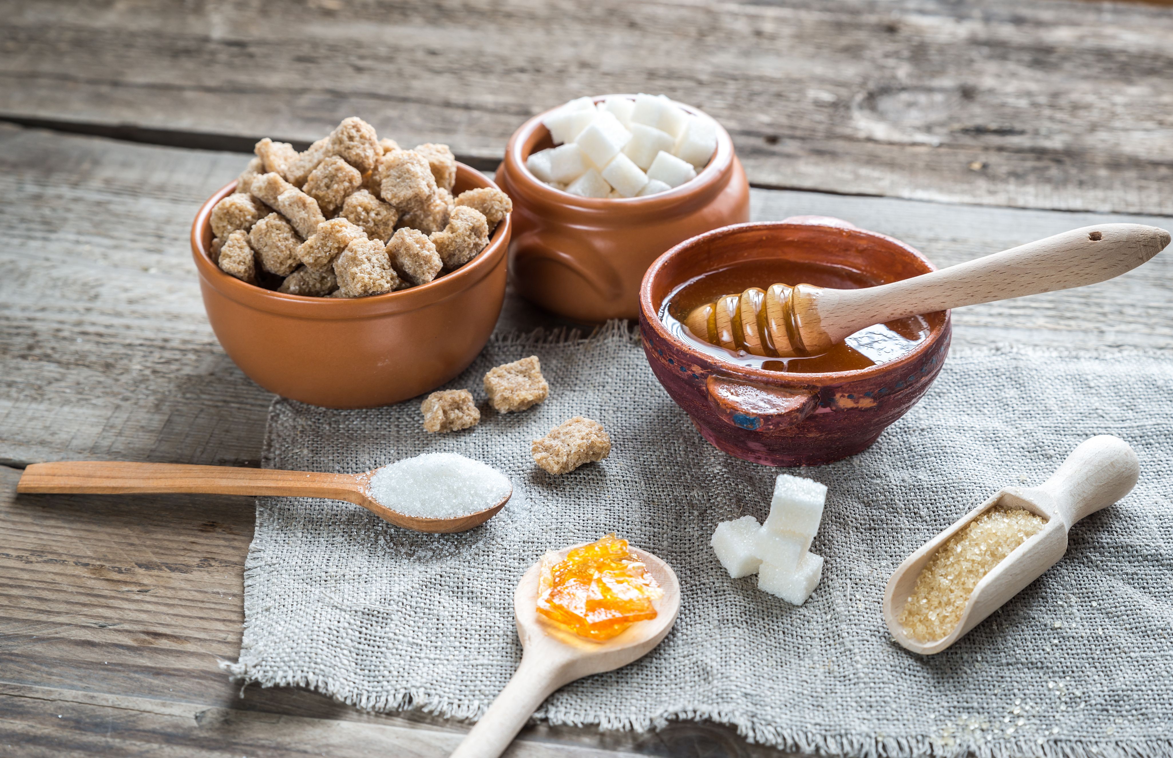 Azúcar, sorbitol, miel, sacarina, etc. ¿cuál es más beneficioso para endulzar un producto? iStock 538263625