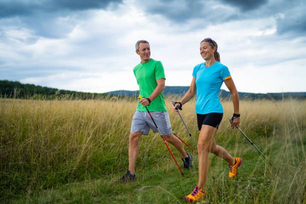 7 beneficios de la marcha nórdica o andar con bastones