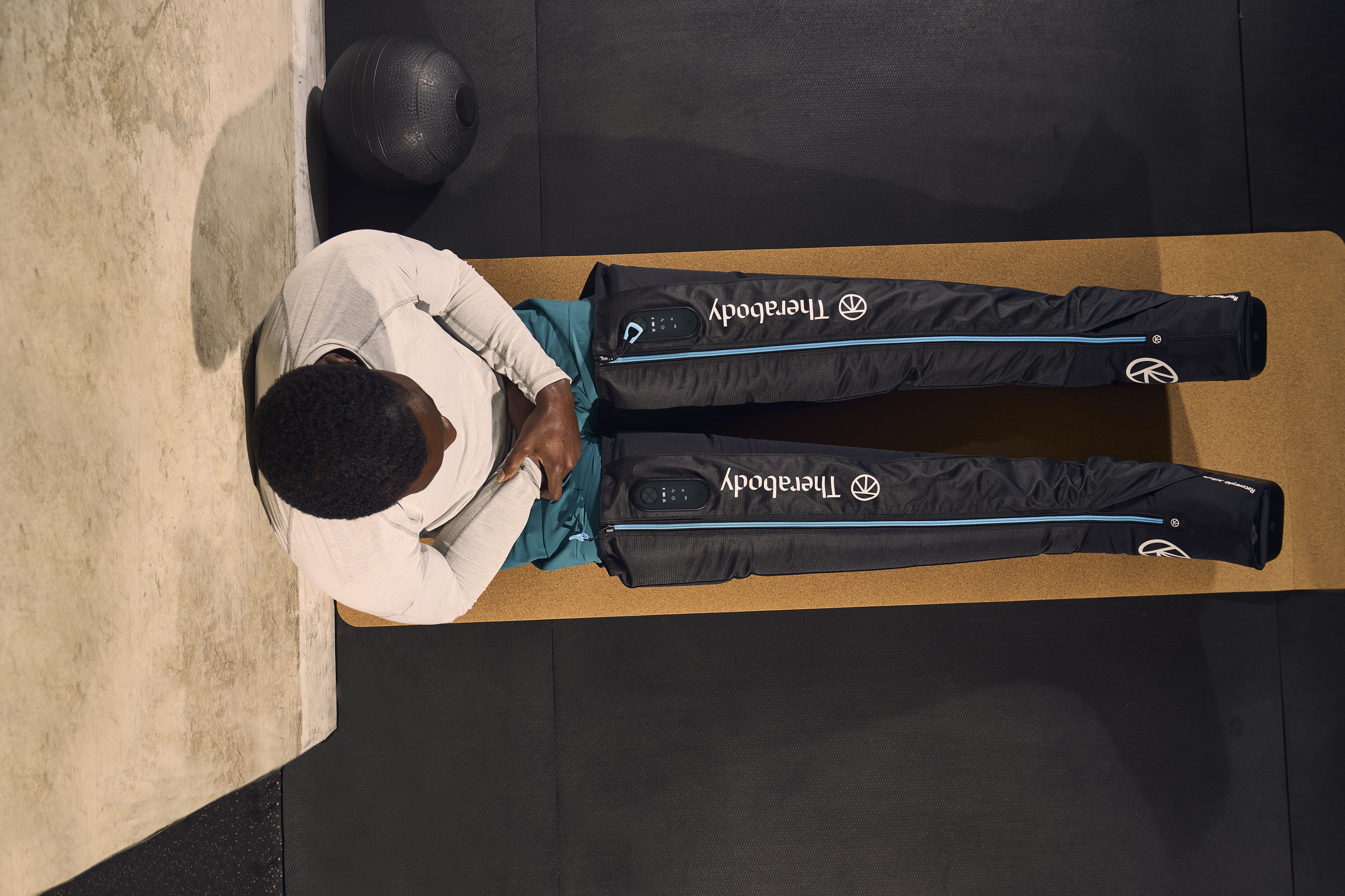 Therabody® lanza las nuevas botas de compresión neumática RecoveryAir. RecoveryAir Jetboots