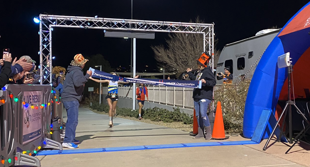 Camille Herron entrando en meta de la Jatpcok100