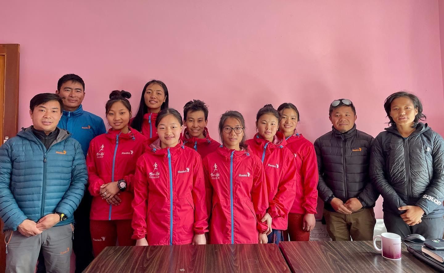 Mira Rai con corredoras nepalíes