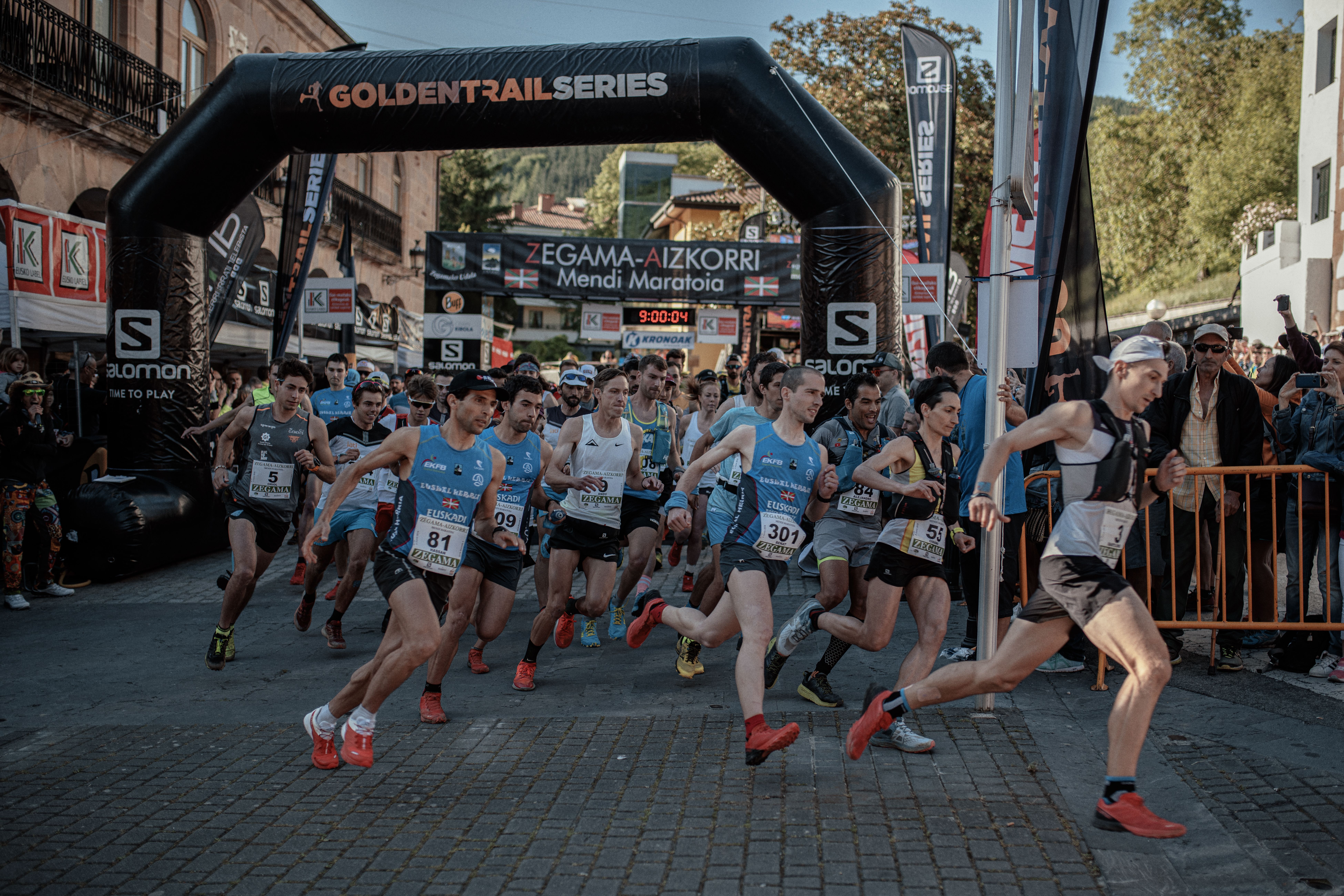 Dos txapelas y muchos candidatos en la Zegama Aizkorri 2022 ©sergicolome