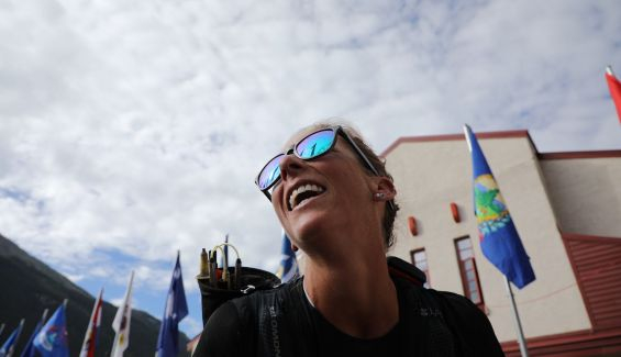 Courtney feliz en la meta de HR100 ©irunfar Byron Powell