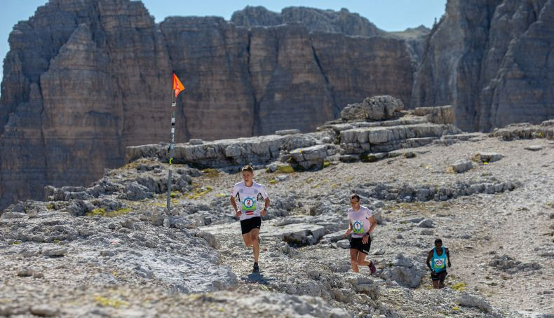 Davide perseguido por Stian y Petro Mamu en Dolomyths ©Foto Piazzi, Brunel, Merler e Rizzi