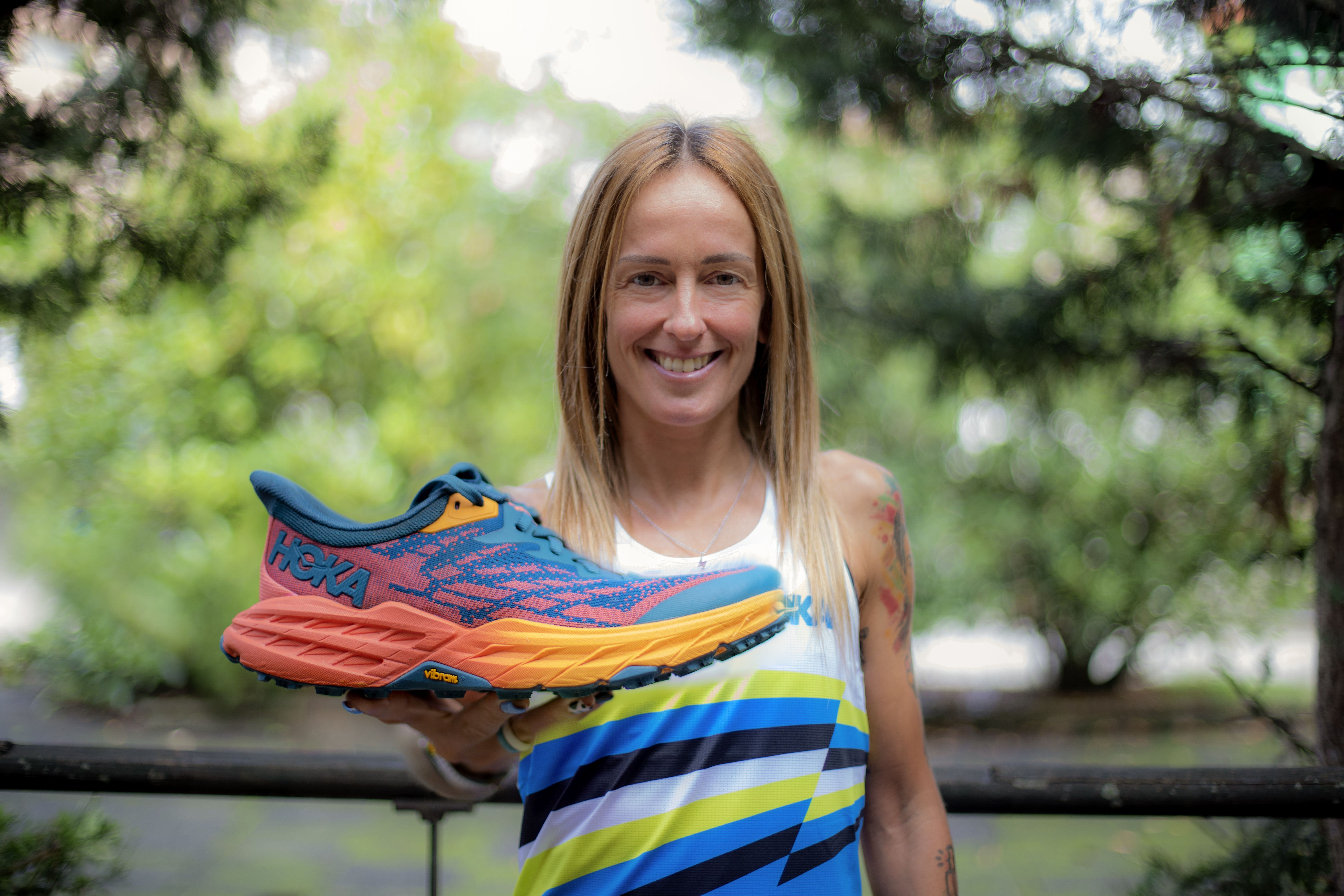 HOKA AZARA001