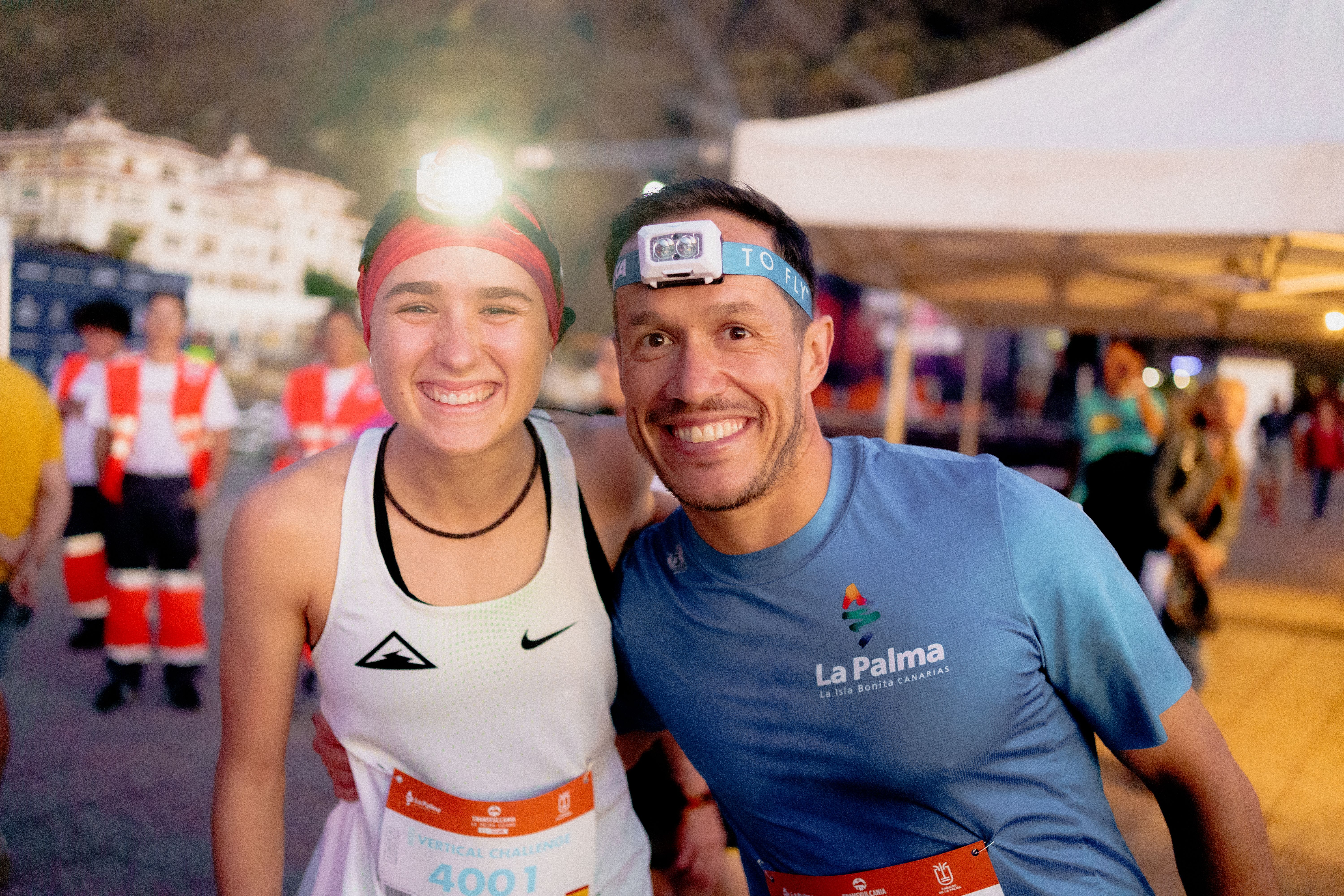 Moana Kehres acompañada por el presidente del Cabildo de La Palma, Mariano Zapata, momentos previos al Vertical Challenge ©Transvulcania by UTMB®