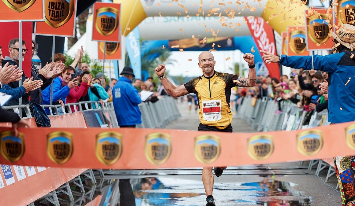 Ragna Debats y Miguel Caballero reinan en Ibiza Trail Maratón