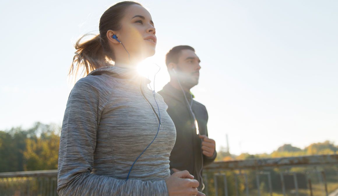 ¿Corres con música? Responde y entra en el sorteo de unos auriculares Bluetooth y una mochila Lowe Airzone Trail