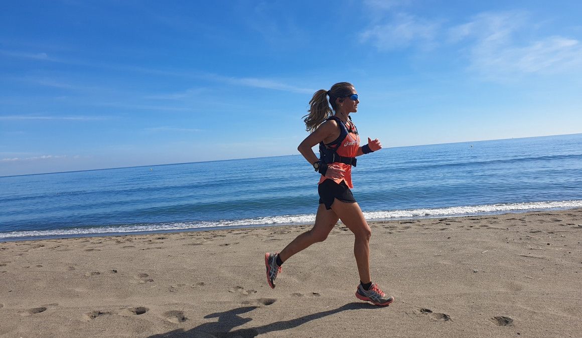 Asics se lleva a Marta Guerrero a recorrer Dubái de costa a costa 