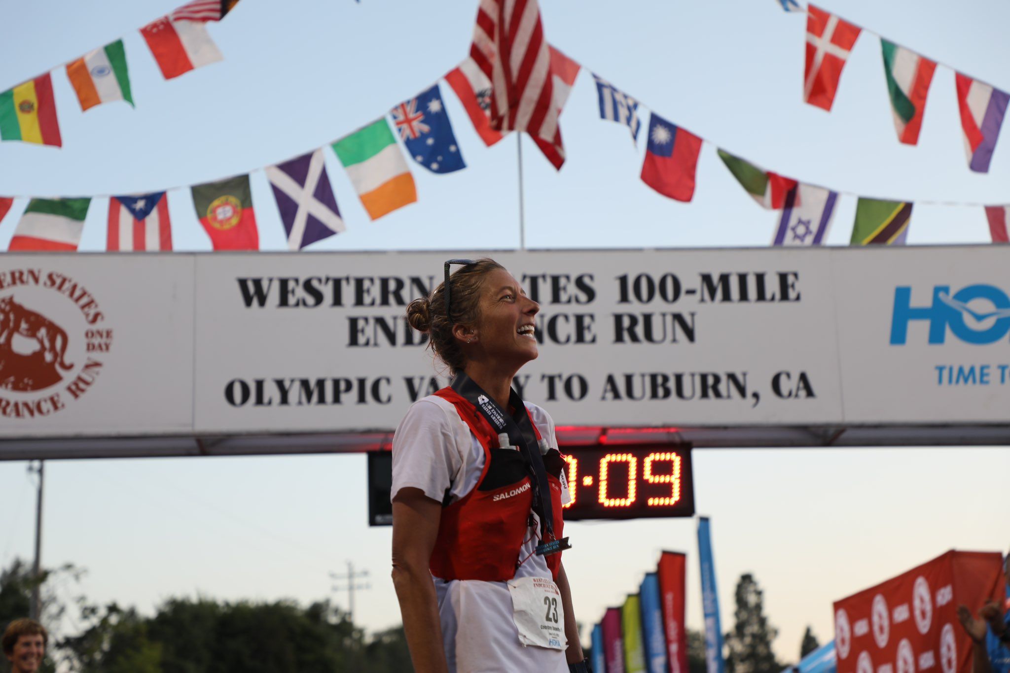 Courtney Dauwalter hace historia  ©Bryon Powell Irunfar