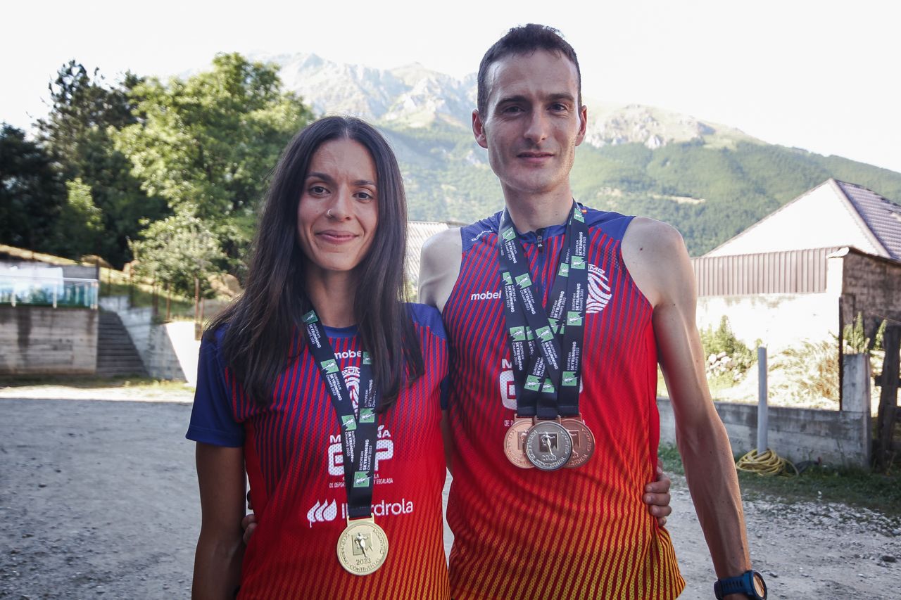 Marta y Alain con sus medallas en el europeo de Skyrunning ©️FEDME