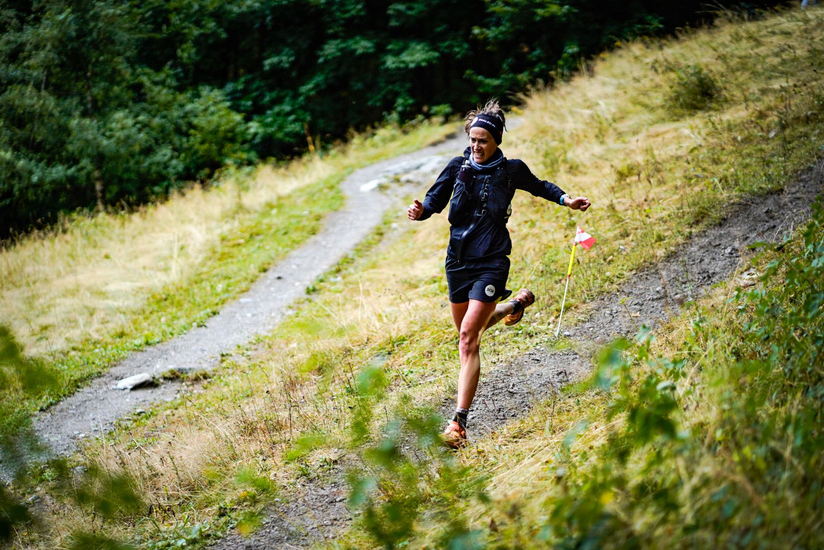 Virginia en un momento de carrera ©️José Miguel Muñoz Egea by @revistatrailrun