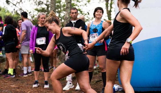 Participantes dándose en un relevo en el I Asaltamontes Female Trail ©️Miguel Rua 