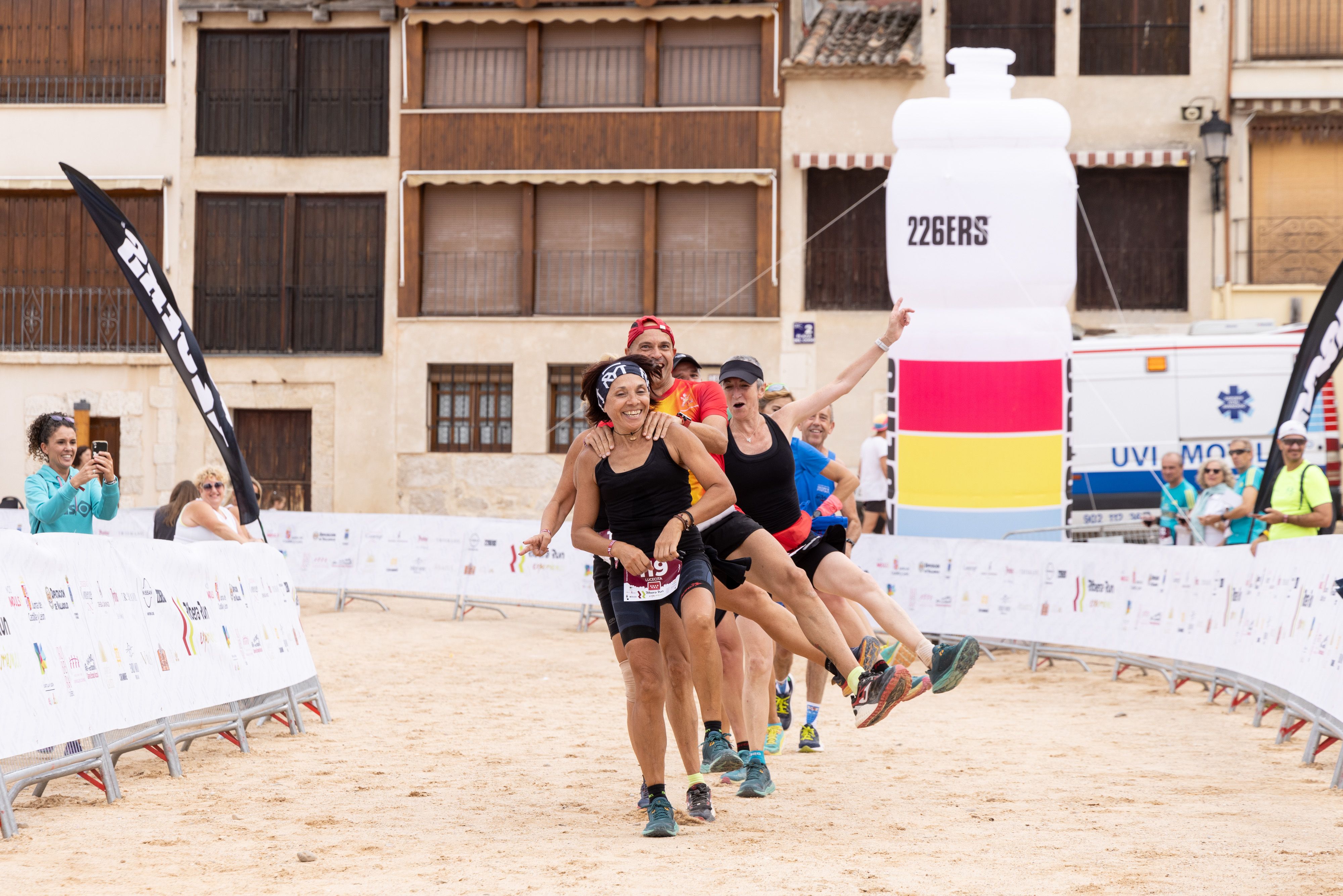 Corredores llegando a meta en la Ribera Run Experience