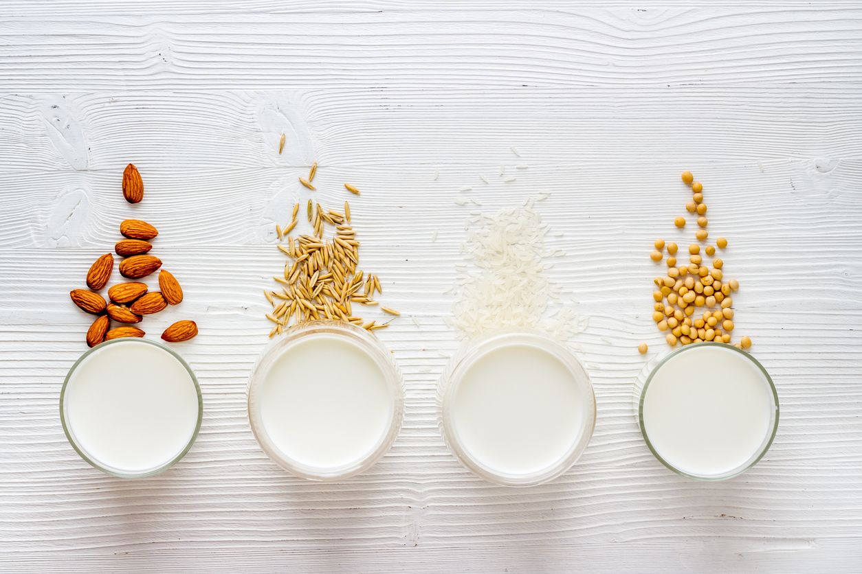 ¿Cómo podría elegir una buena bebida vegetal? iStock 1355468312