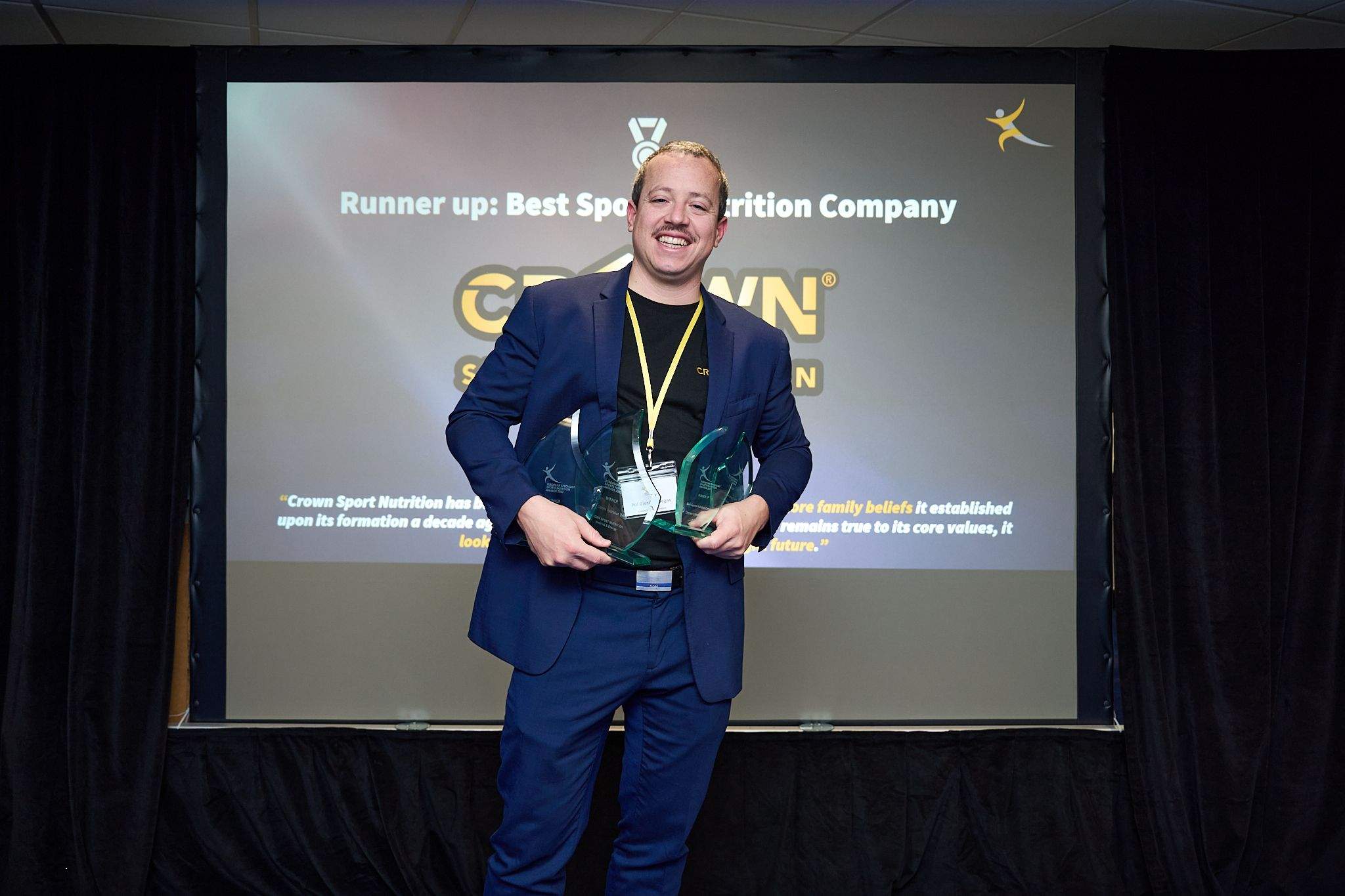 Pol Gieco Villegas CEO Crown Sport Nutrition posando con los 4 premios