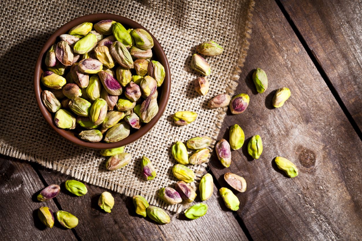5 razones saludables para tomar 49 pistachos al día. iStock 659257972