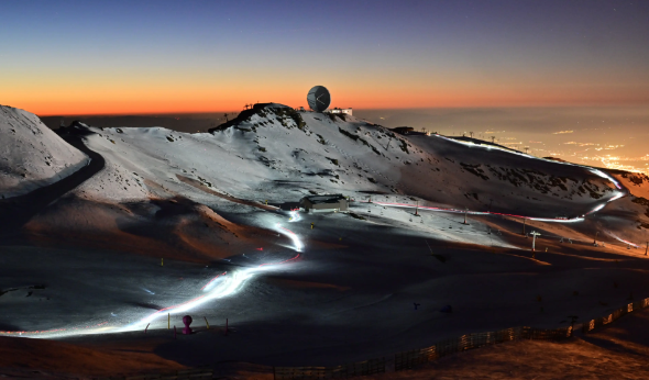 Los frontales de los corredores iluminan el atardecer de Sierra Nevada. © Niccolo Guasti Los frontales de los corredores iluminan el atardecer de Sierra Nevada. © Niccolo Guasti