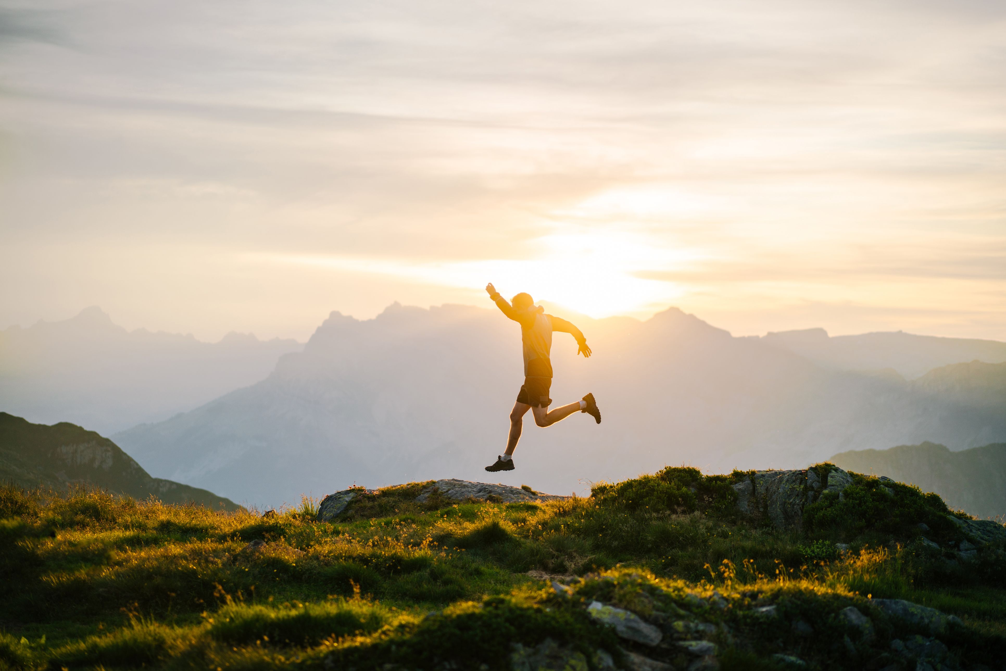 15 razones de peso para salir a la montaña. iStock 1191744543