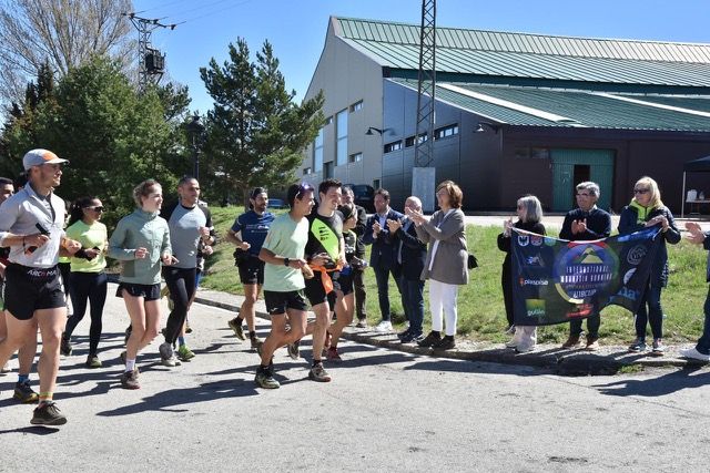 Malen Osa y un grupo de atletas en Montaña Palentina