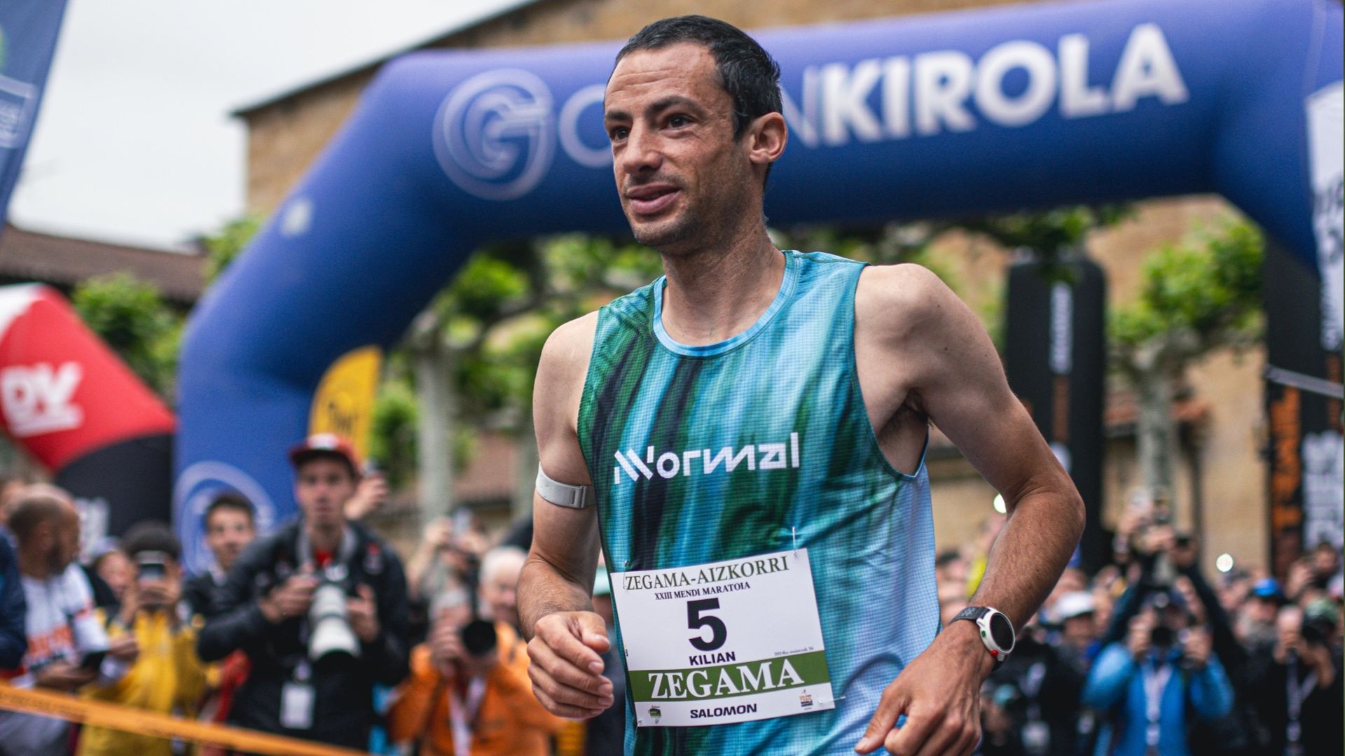 kilian jornet en la salida de la zegama aizkorri 2024 fotorunners