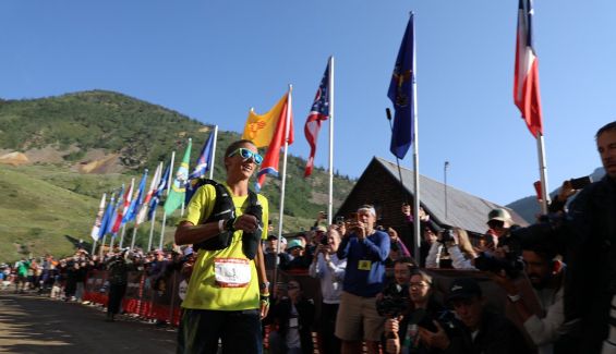 Courtney Dauwalter entrando a la meta de la HR100 ©iRunFar Courtney Dauwalter entrando a la meta de la HR100 ©iRunFar