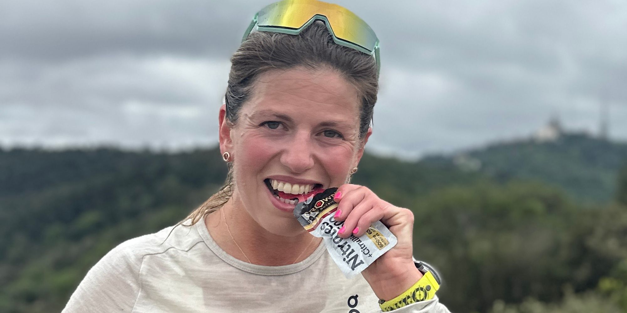 Claudia Endurance tomando un gel de nitratos 