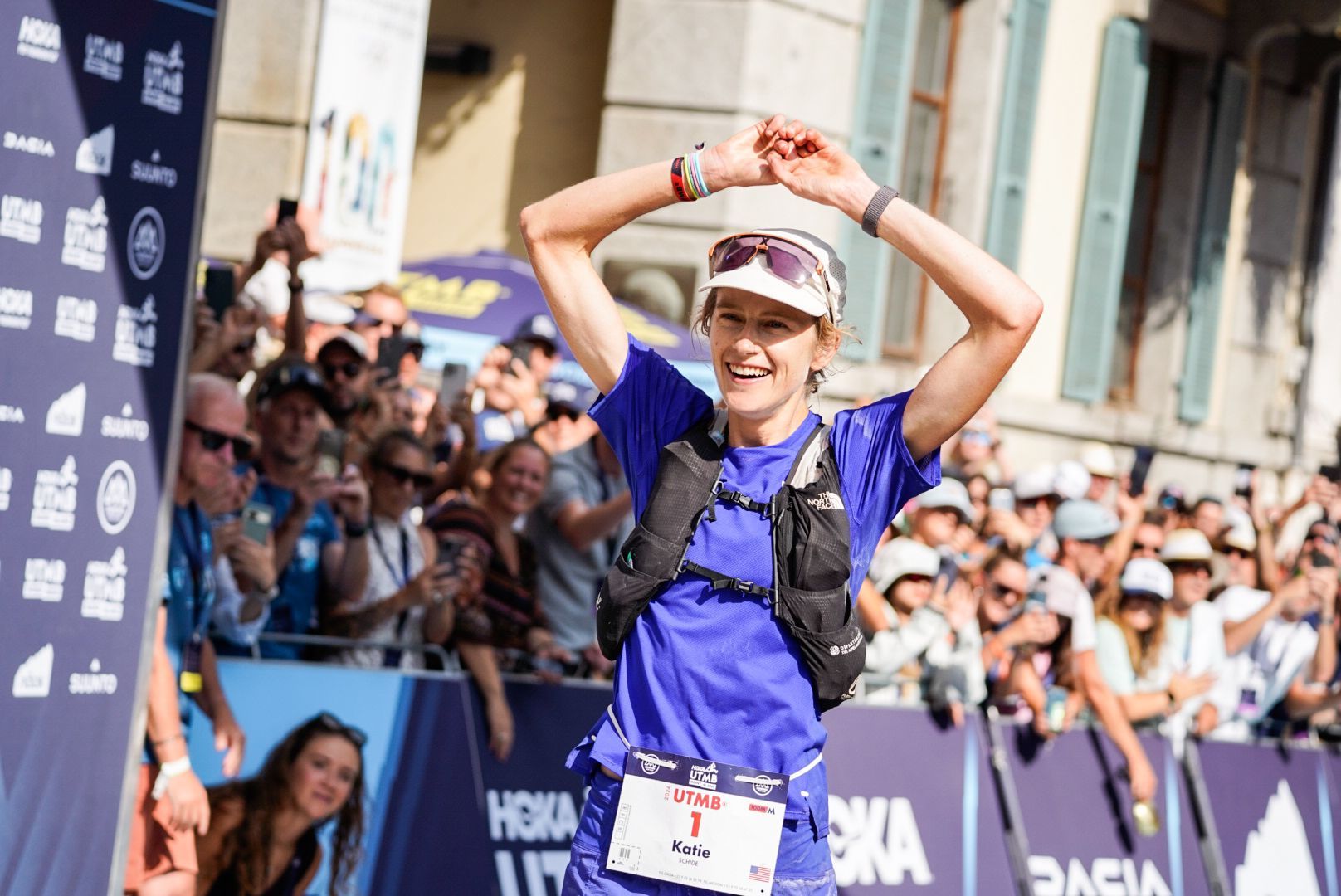 Katie Schide entrando en meta de UTMB 2024 después de batir el récord del circuito. JOSÉ MIGUEL MUÑOZ.
