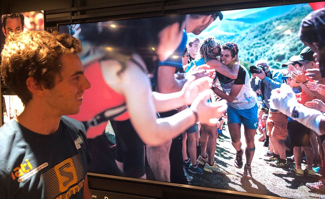 Jan delante de su foto en Zegama, abrazando a su madre en Sancti Spiritu