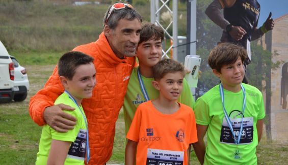 Luis Alberto Hernando con los pequeños participantes del Trail Prerománico