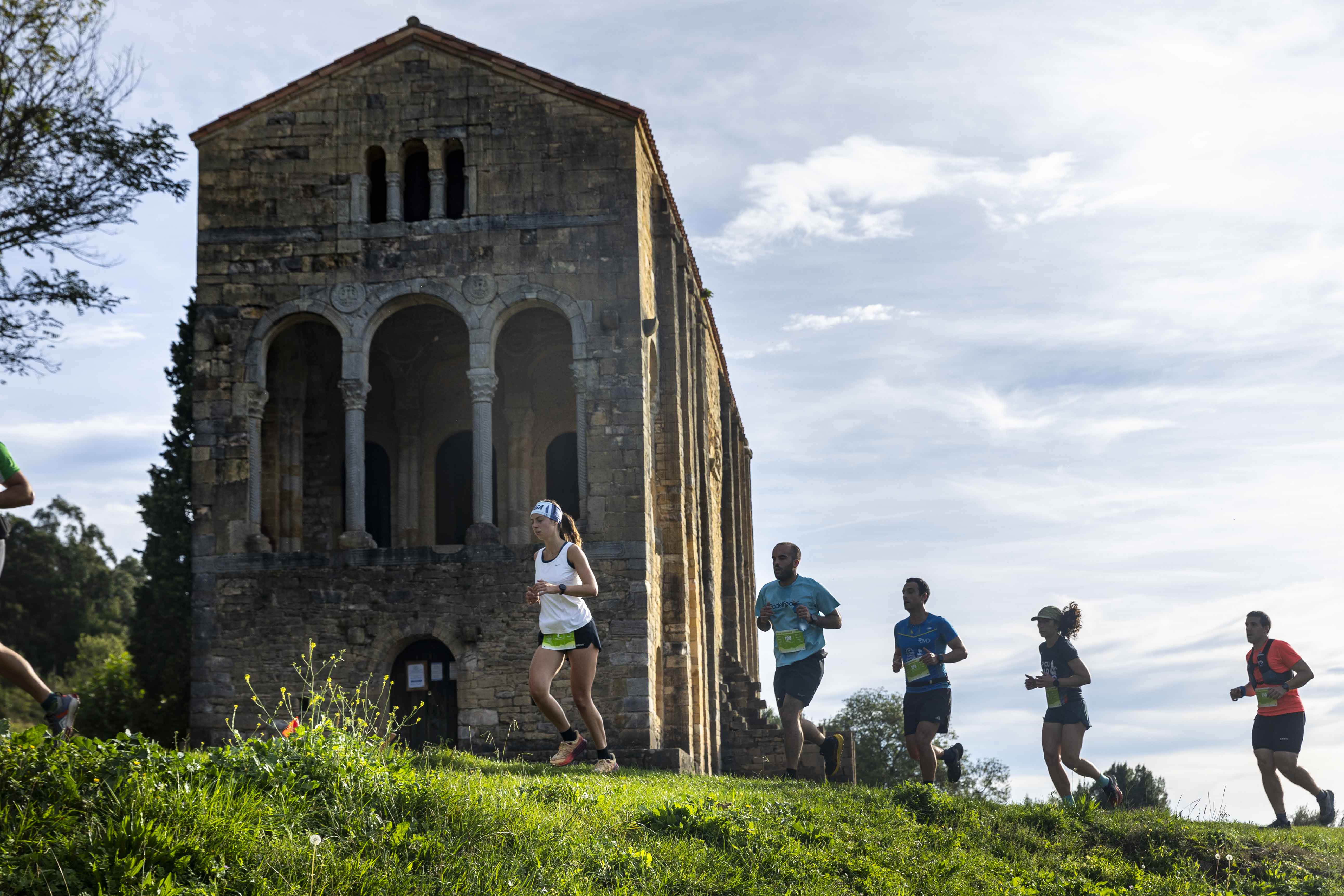 Paso por Santa María del Naranco, monumento de Origen Prerrománico. Santiago Briansó