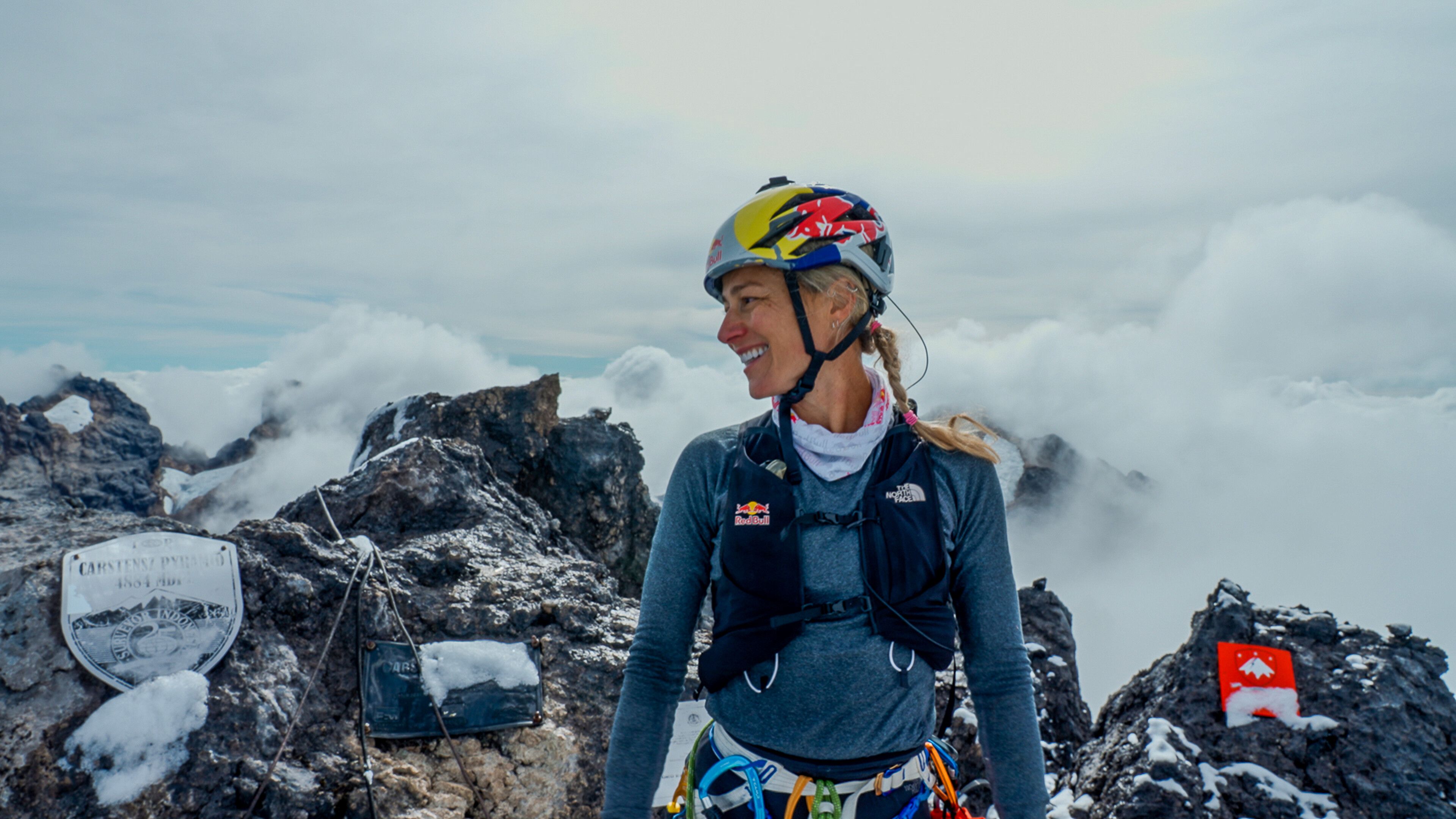 Fernanda Maciel en la cima de la Pirámide de Carstenz