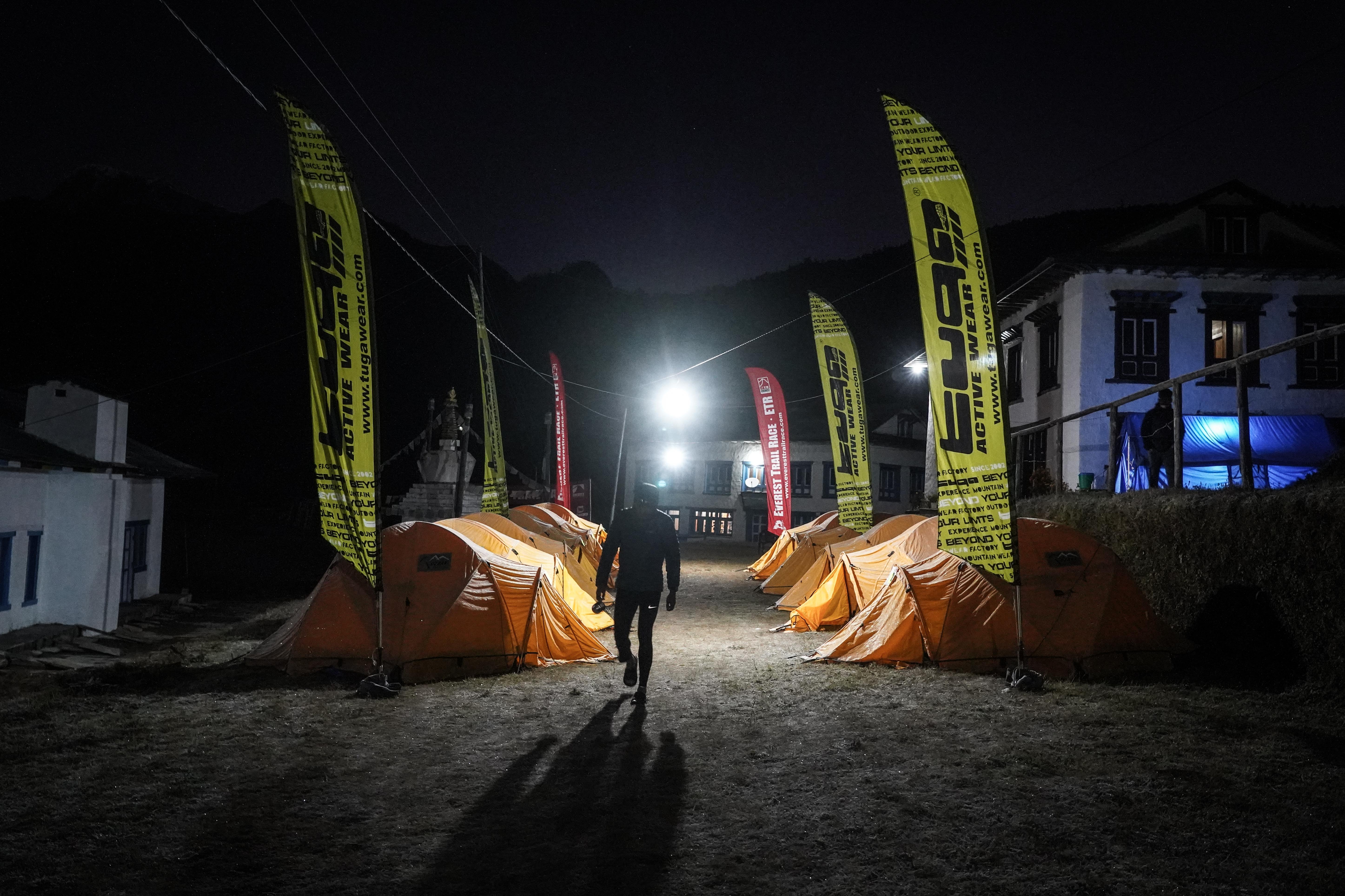 Un participante de la Everest Trail Race
