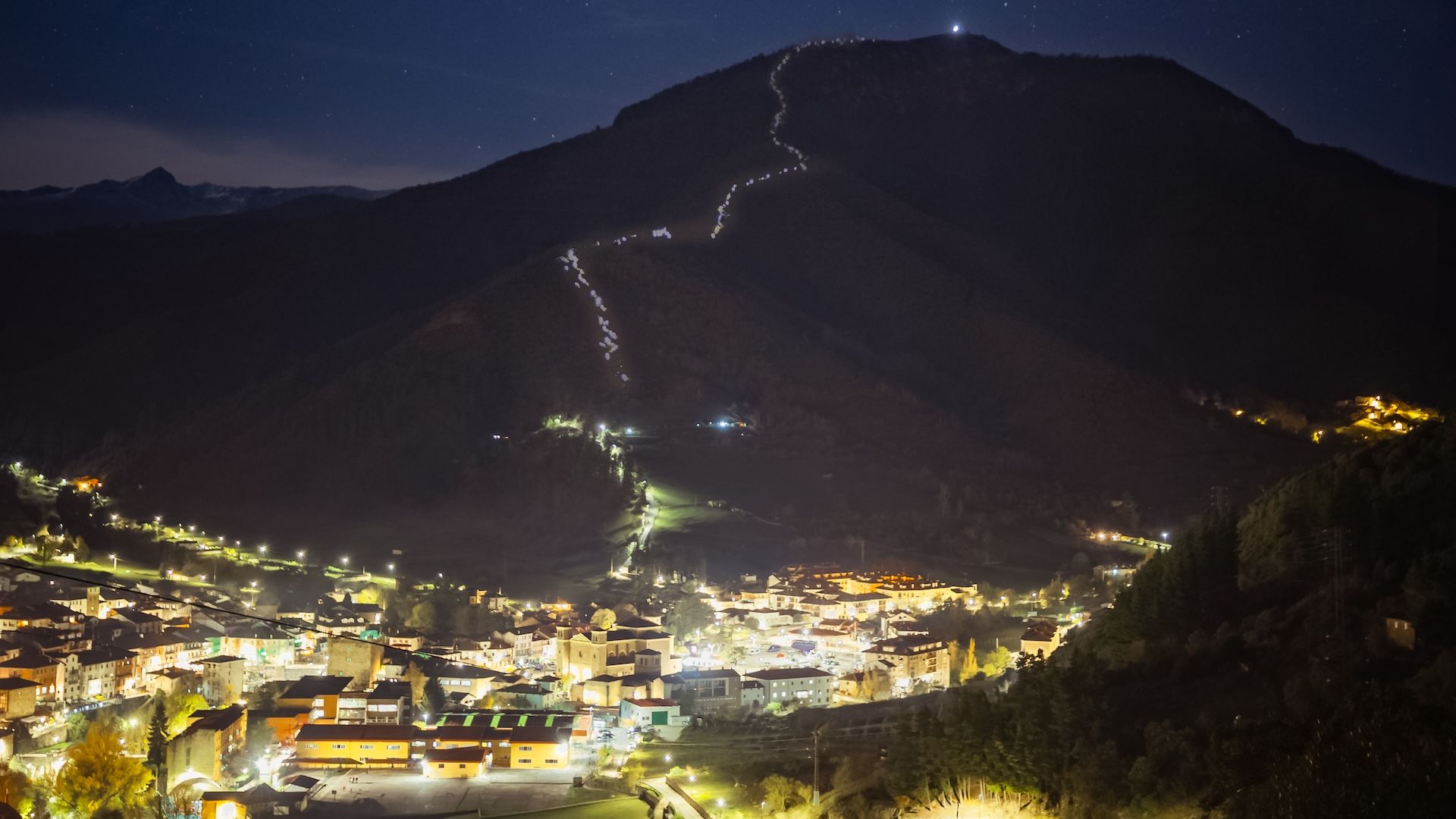 ¡Última llamada para la Viorna Vertical Nocturno! ©️Club Kilómetro Vertical de Fuente Dé