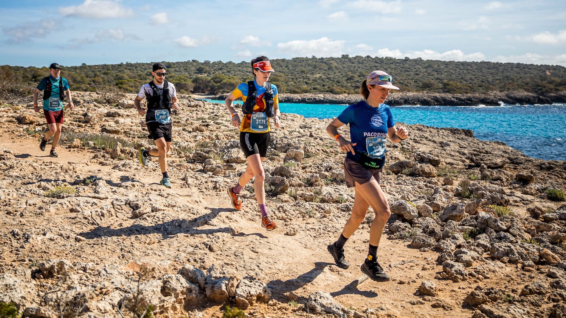 Trail Menorca CdC, correr entre playas paradísiacas, bosques mediterráneos y acantilados salvajes ©️Trail Menorca CdC