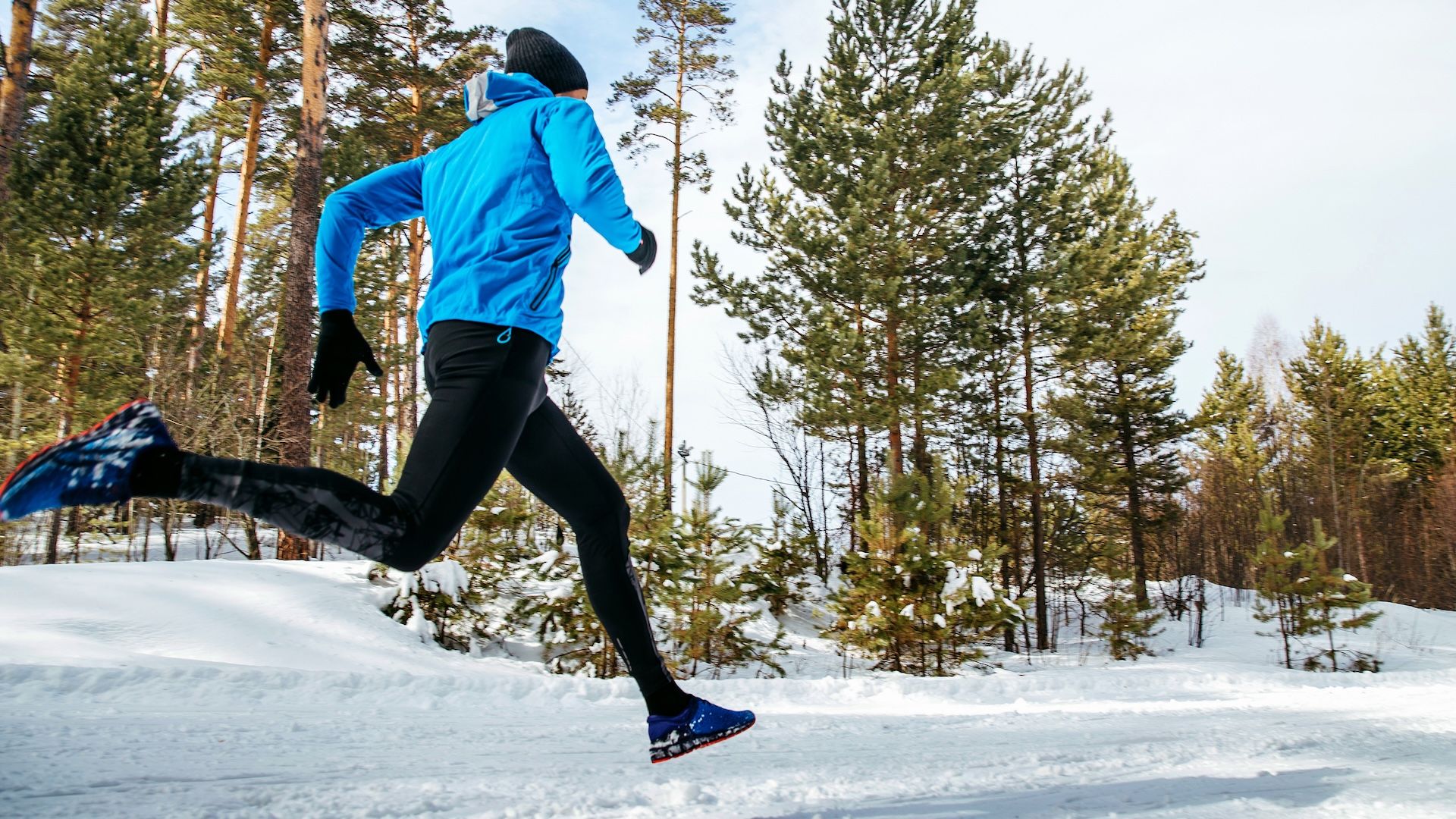 ¡Atrévete con el snowrunning! Los consejos de Manu Merillas. iStock 1166985798