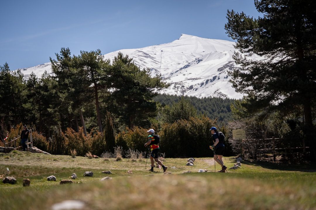 Corredores en el transcurso de la carrera de Unicaja Ultra Sierra Nevada 2025