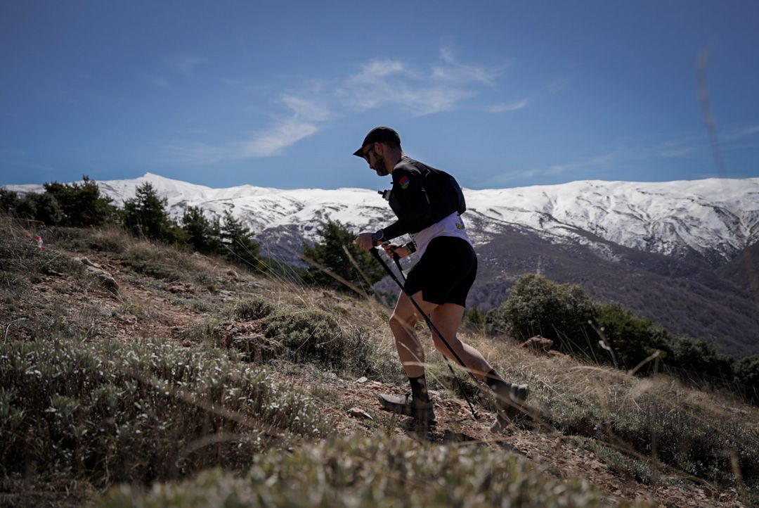 Un participante en el transcurso de la carrera de Unicaja Ultra Sierra Nevada 2025