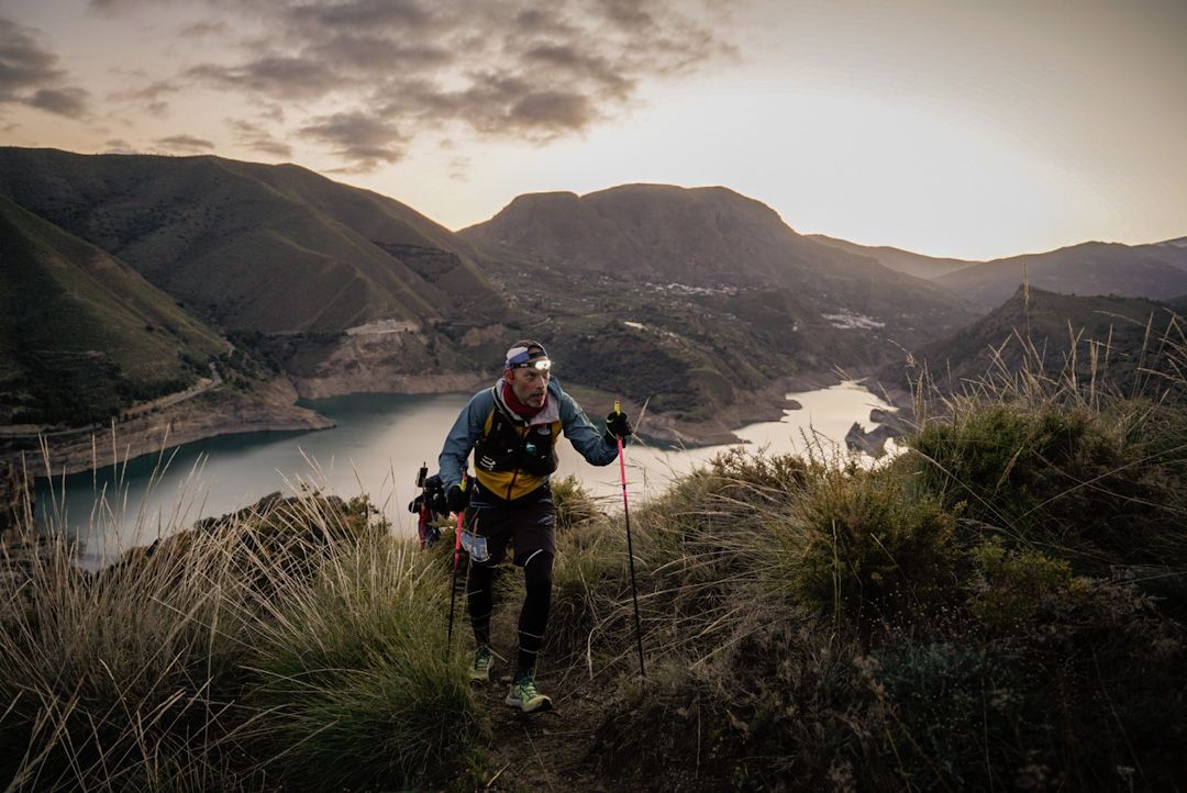 Un participante en el transcurso de la carrera de Unicaja Ultra Sierra Nevada 2025