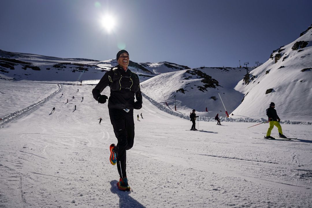 Un participante de Unicaja Ultra Sierra Nevada 2025 en plenas pistas de esquí
