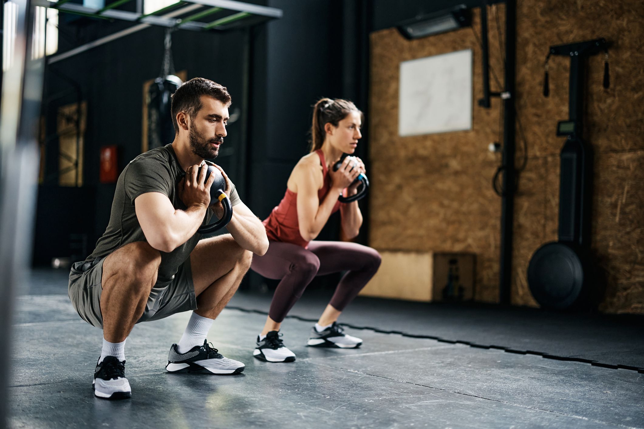 Rutina de fuerza para corredores. 7 ejercicios imprescindibles. Sentadillas con peso. Foto: Stock 1396727797