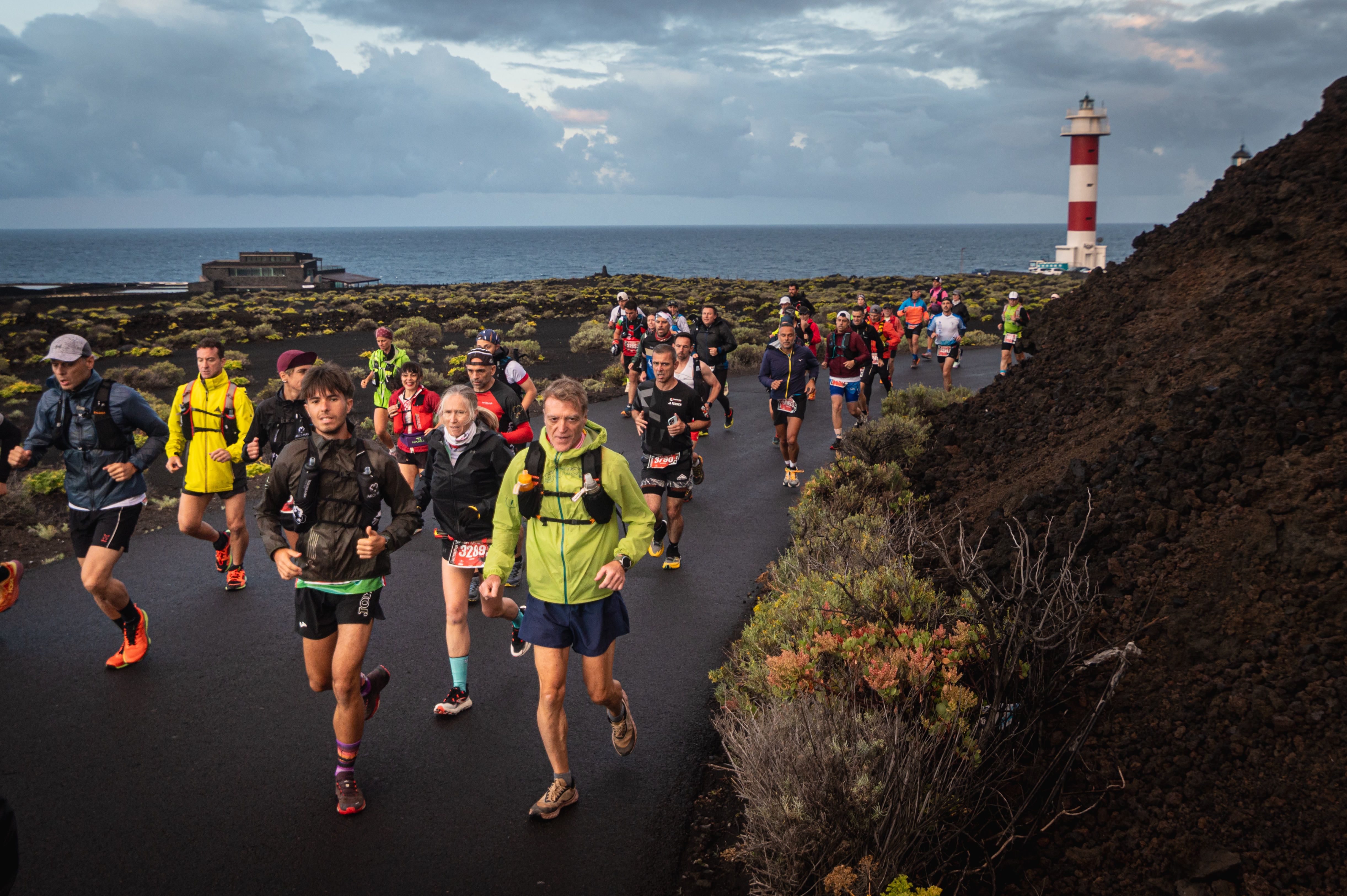 Salida Media Maratón desde el Faro de Fuencaliente ©️TRV Arturo Jimenez 