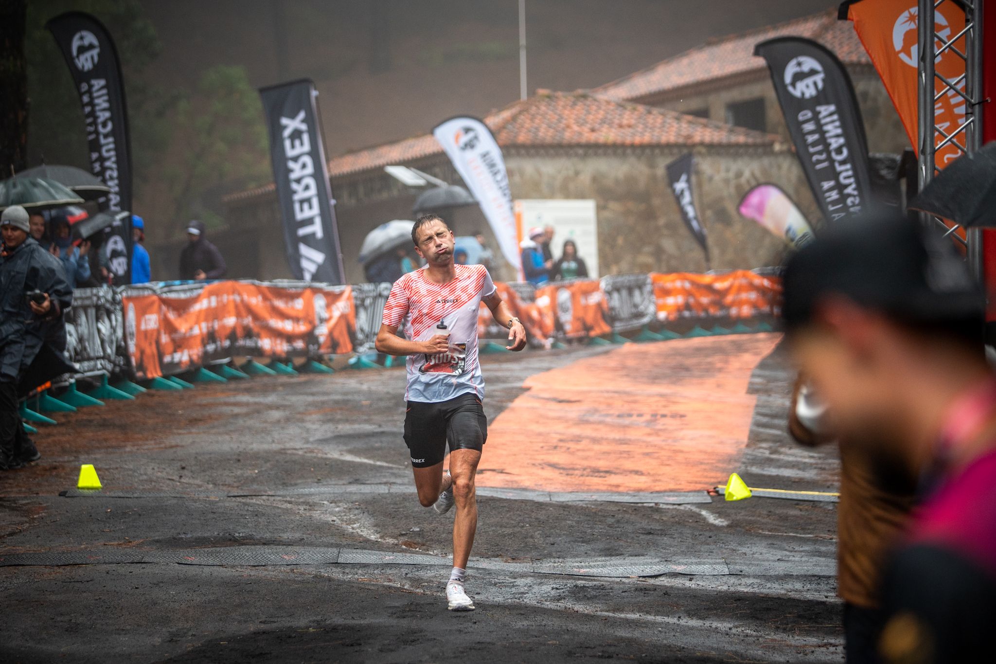 Daniel Osanz llegando a la meta en el Refugio del Pilar Media Maratón ©️TRV Van Marty 