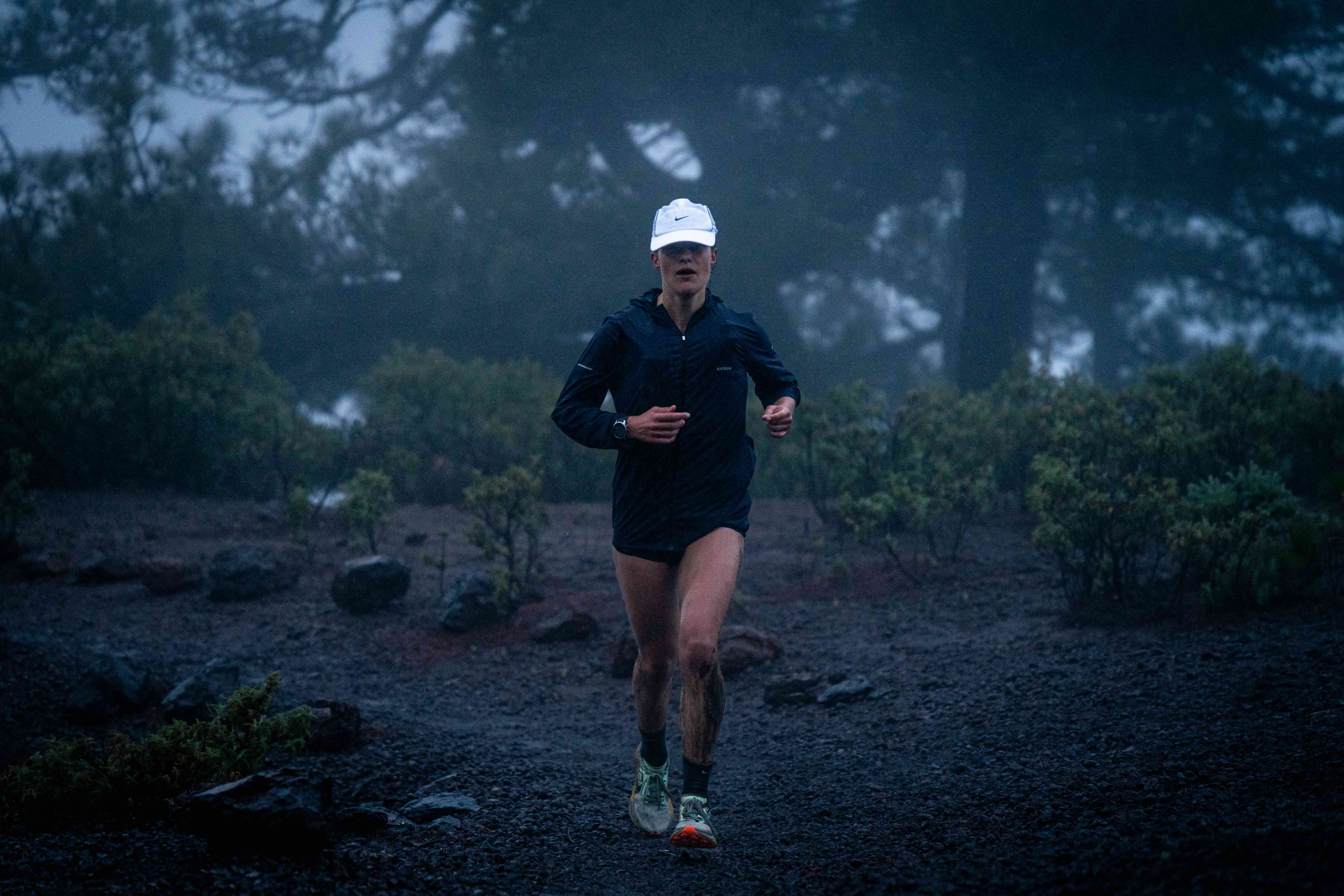 María de La Chica, ganadora de la Maratón a su paso por la Punta Roques ©️TRV Roberto Martín