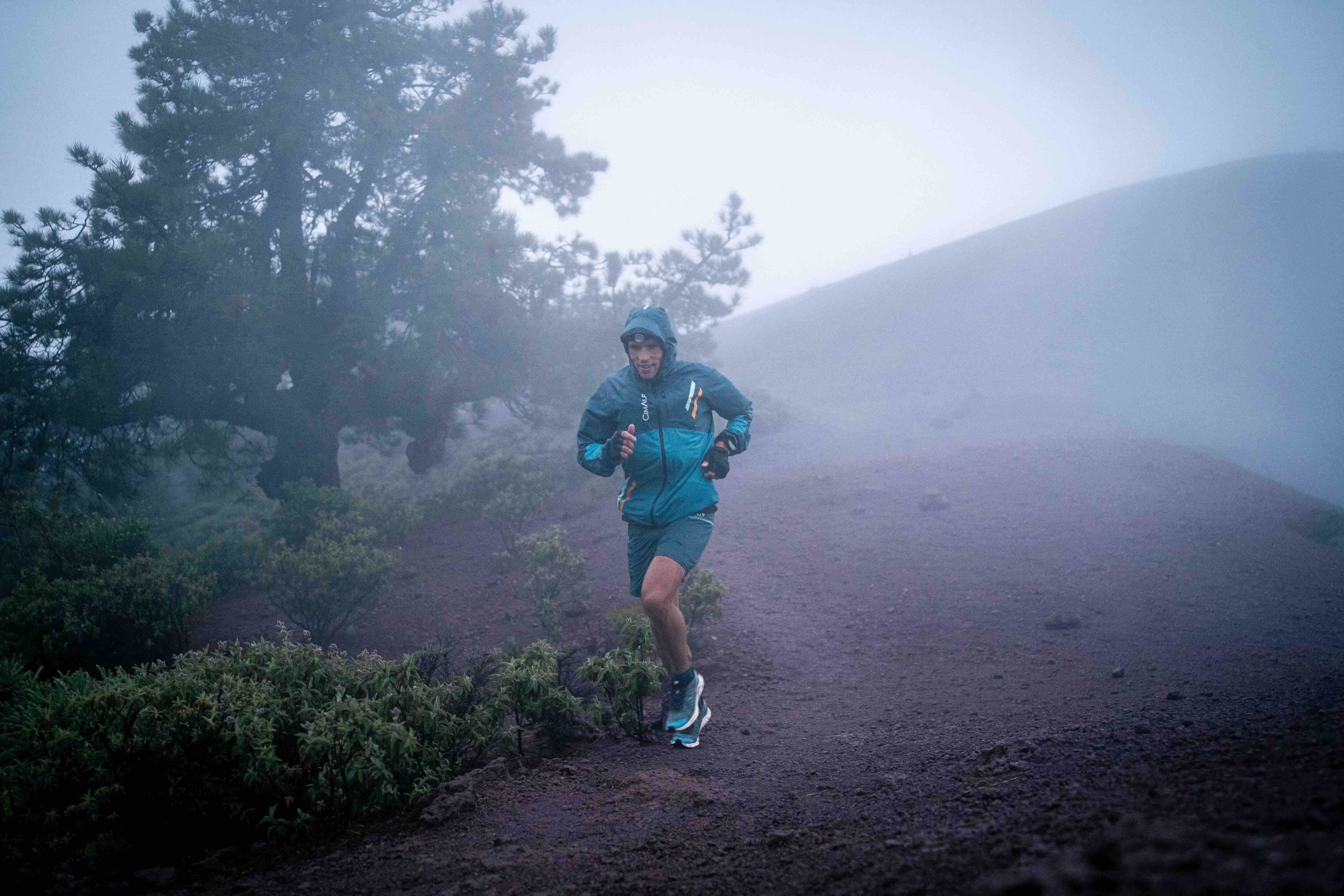 Raul Criado, ganador de la maratón a su paso por la Punta Roques ©️TRV Roberto Martín