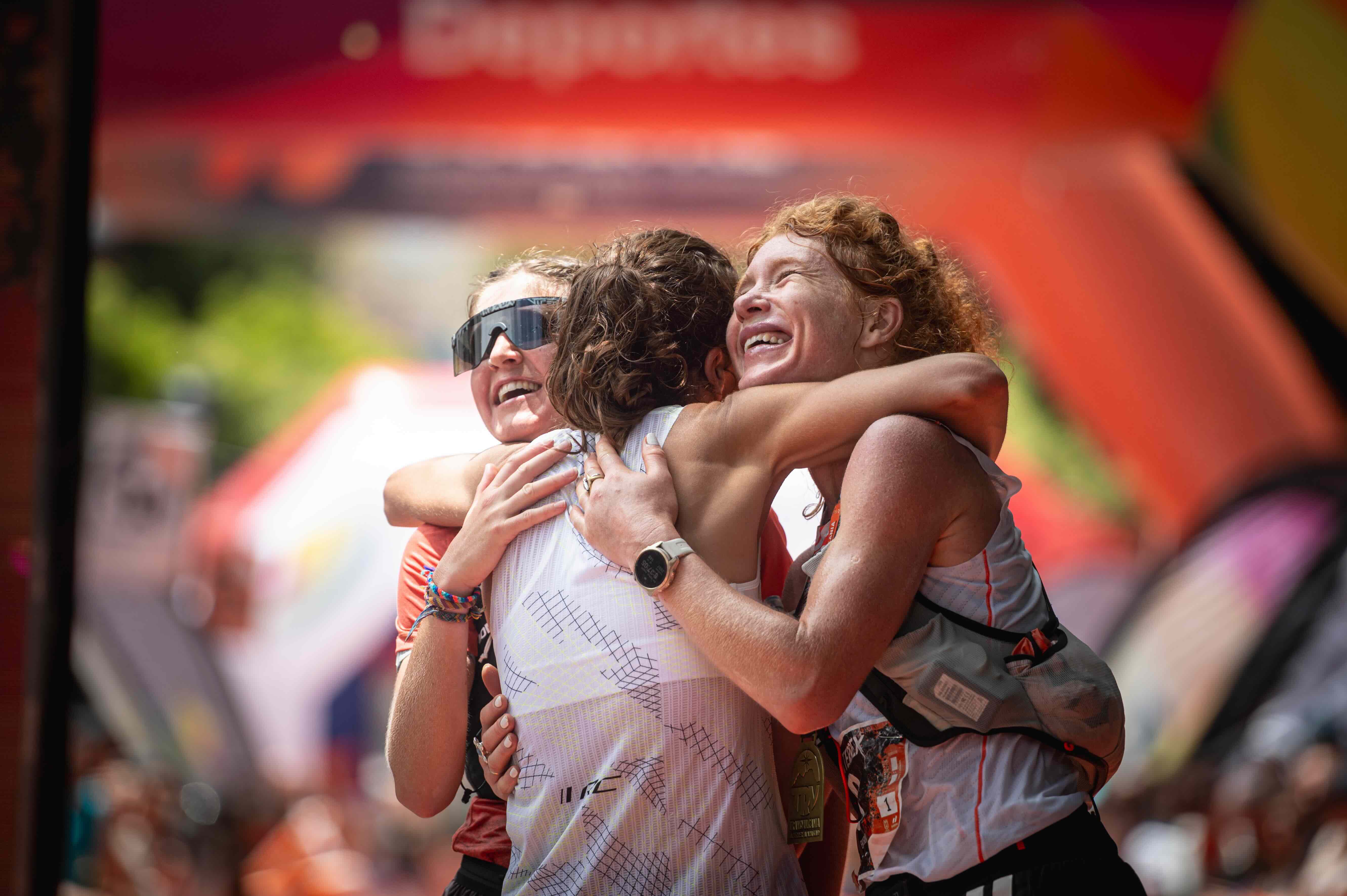 Podio femenino ultra en la meta de Los LLanos ©️TRV Arturo Jiménez 