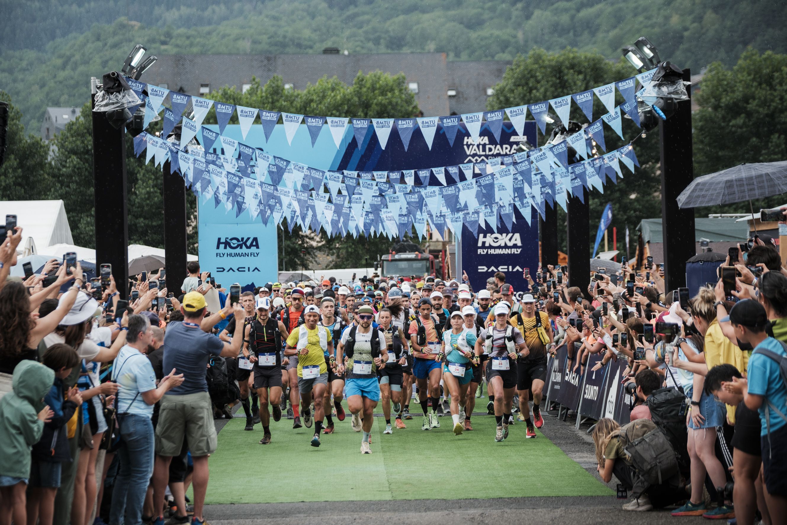 Arthur Joyeux-Bouillon y Laura Van Vooren conquistan la VDA de HOKA Val d'Aran by UTMB® Salida VDA 25 ©️HOKA Val d’Aran by UTMB®