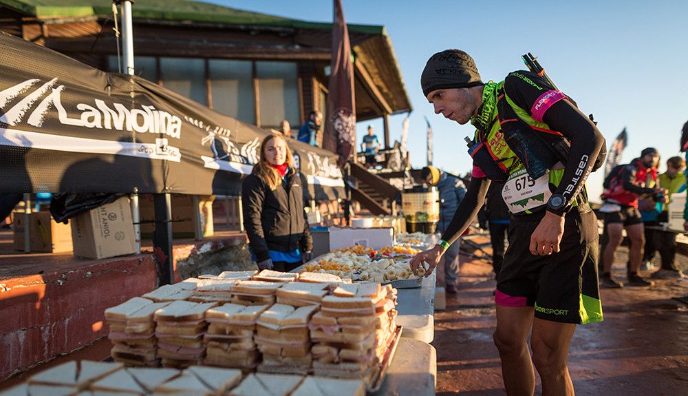 Un avituallamiento de la edición passada. Foto Guillem Casanova. Salomon Ultra Pirineu